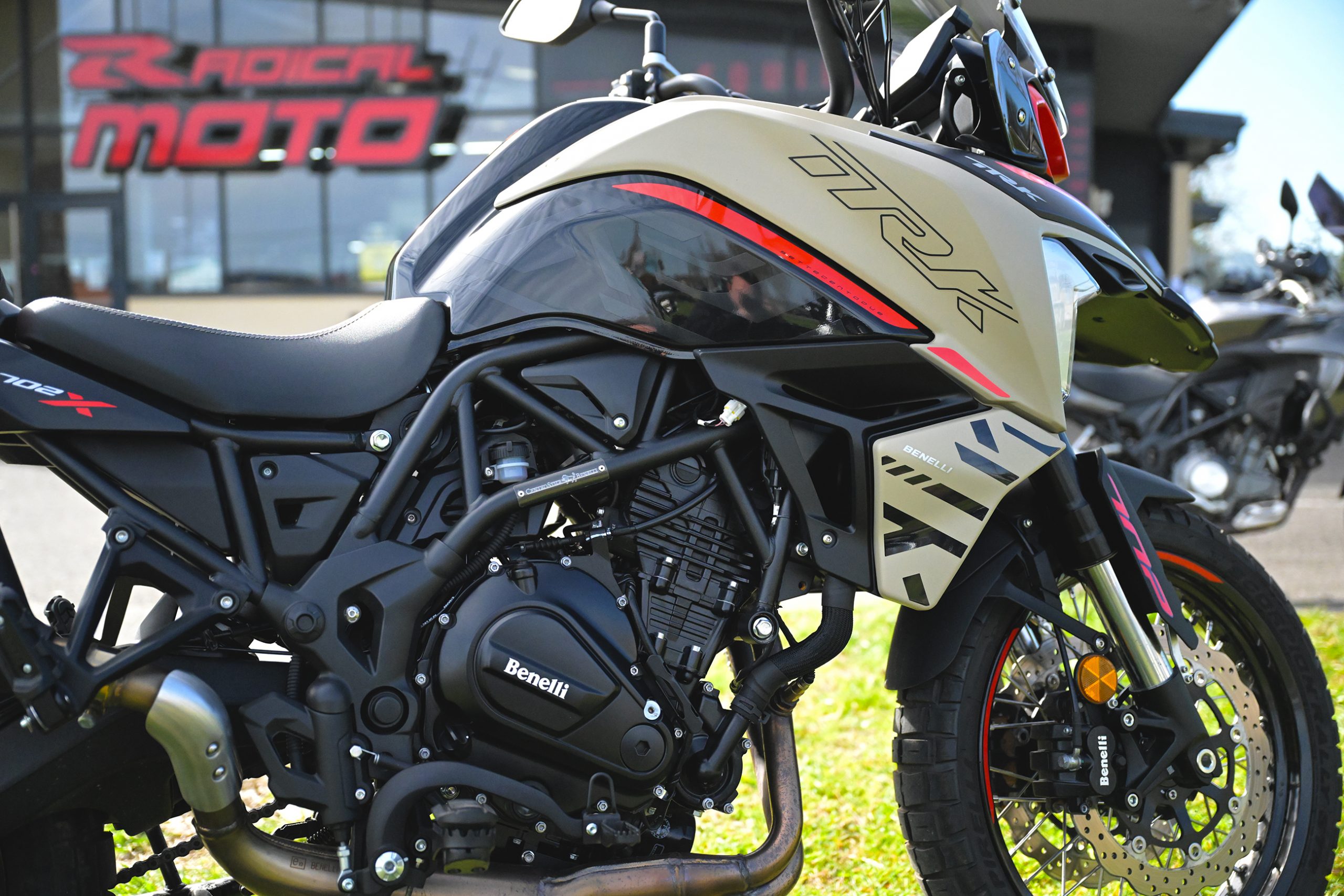 Moto TRK beige noir et rouge