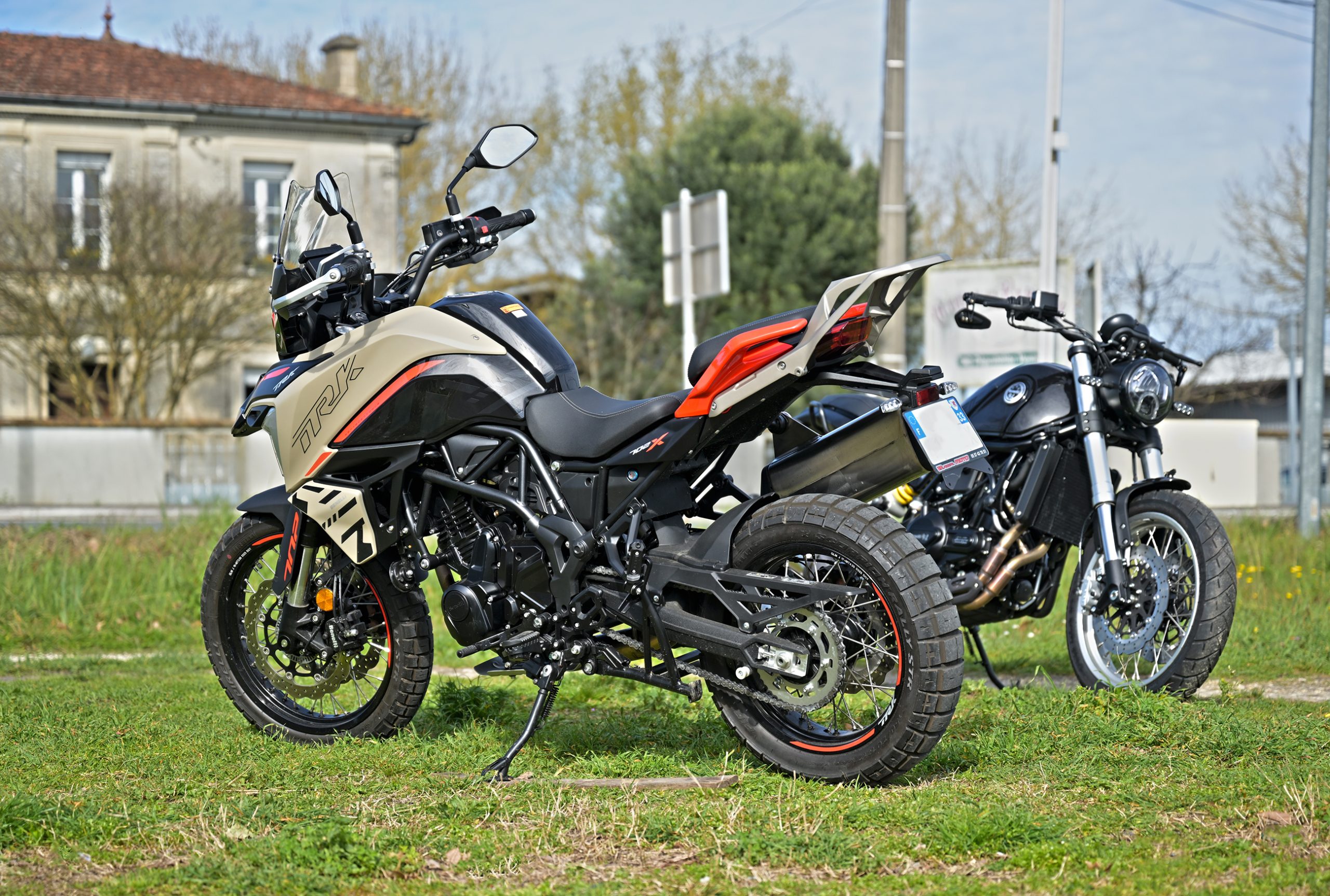 Moto TRK sportive blanche noire et rouge
